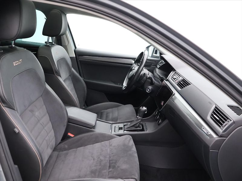 Škoda Superb 2,0 TSI 206kW Scout 4x4 DSG - fotka 12 z 35