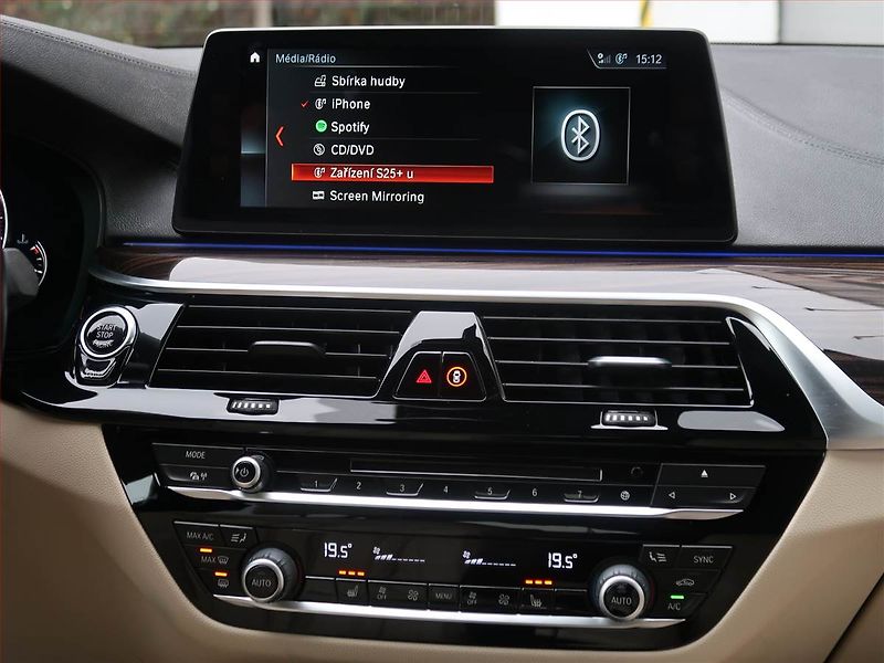 BMW Řada 5 (2018) Luxury Line 530i xDrive - fotka 12 z 25