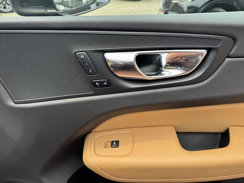 Volvo XC60 (2021) 2.0D B4 AWD Inscription - fotka 21 z 47