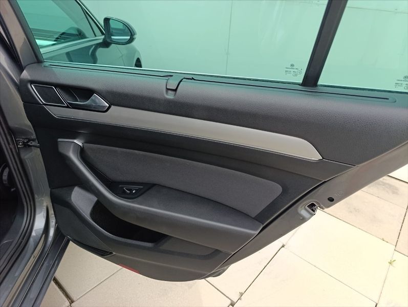 Volkswagen Passat 1,6 TDi Aut.klima Navi Kamera - fotka 22 z 34