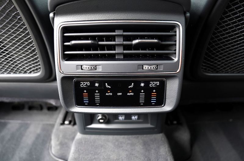 Audi Q8 55 TFSI Q/21kola/S-line/B&O - fotka 34 z 44