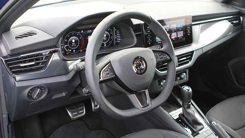 Škoda Scala a Říp v pozadí