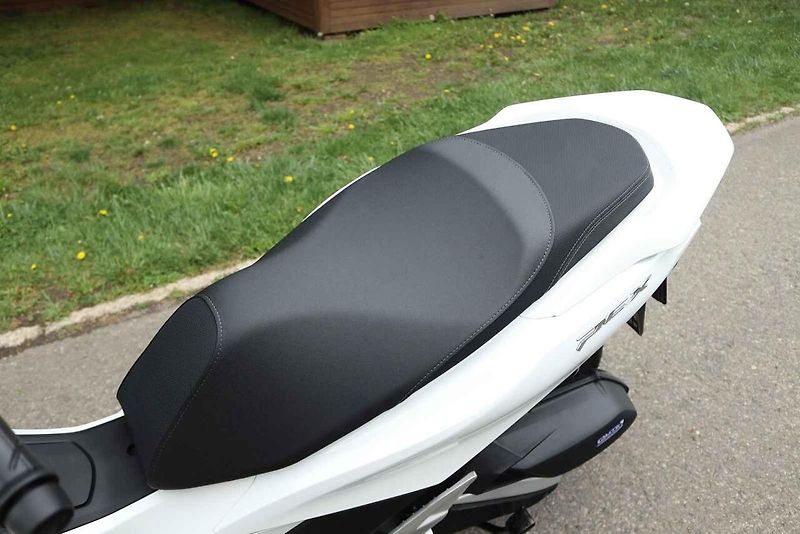 V loňském roce prošla Honda PCX modernizací, vylepšila motor, brzdy i kapotáž.