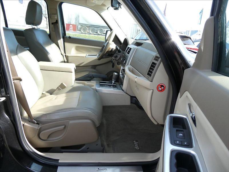 Jeep Cherokee 3,7 L 151kW 4x4, automat - fotka 19 z 37