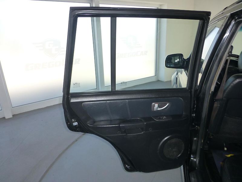 Hyundai Terracan (2002) 2.9CRDi*TAŽNÉ*KLIMA*4X4*NAVIGA - fotka 12 z 24
