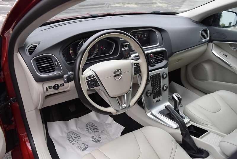 Volvo V40 (2016) 2.0i T2 90kw INSCRIPTION MANUÁ - fotka 23 z 48