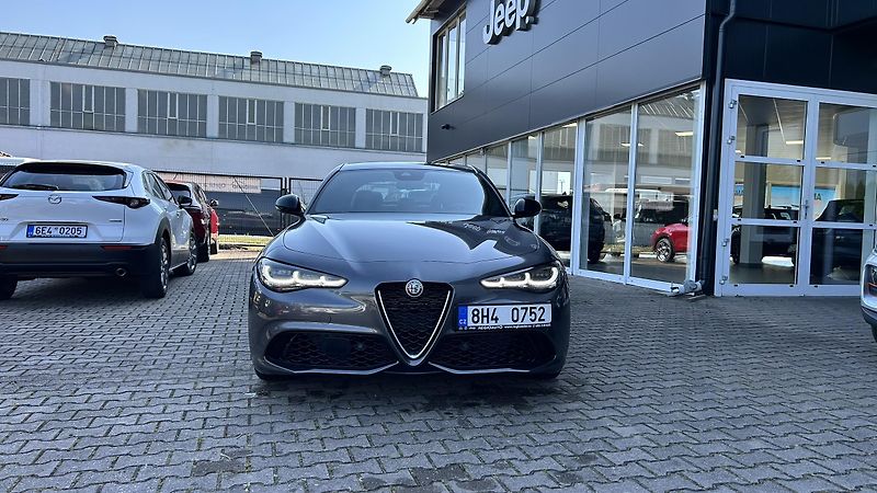 Alfa Romeo Giulia 2.0i 280k Ti  - fotka 2 z 14
