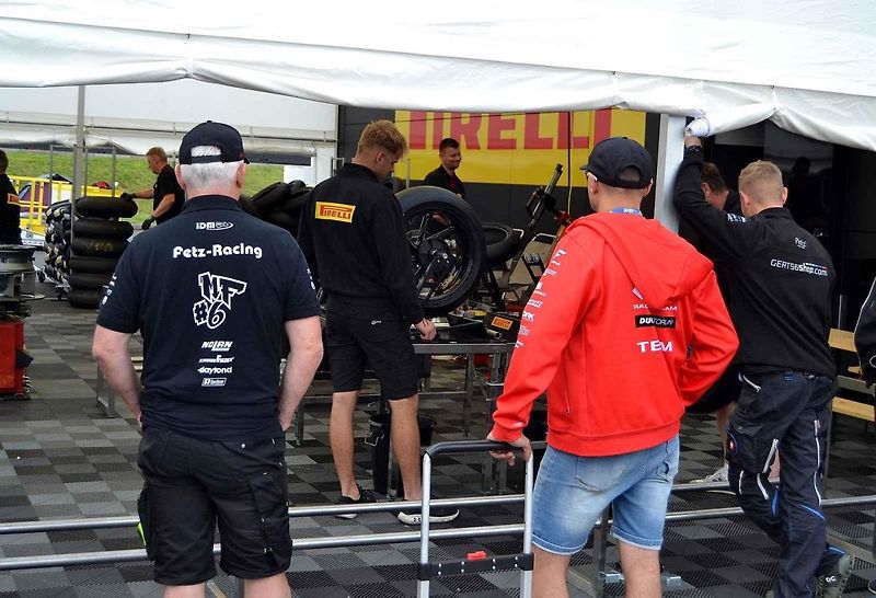 Autodrom Most o víkendu hostil závody mezinárodního mistrovství Německa IDM a závod FIM mistrovství světa sidecarů. Na snímku je rakouský jezdec Philipp Steinmayr v plné jízdě třídy Superbike.