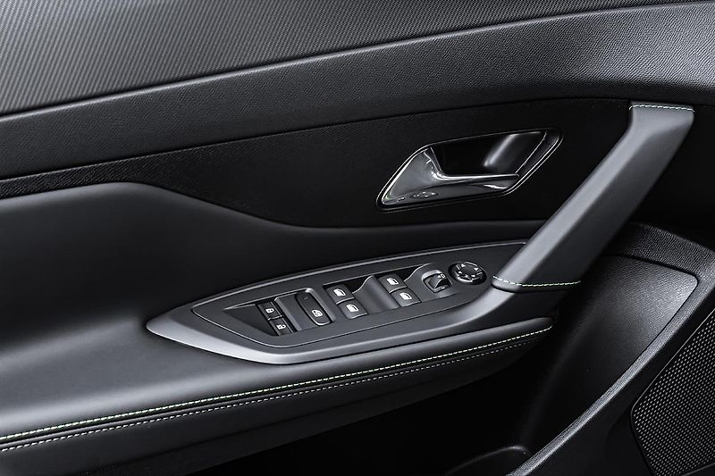 Peugeot 408 (2026) 1,6 GT Plug-in HYBRID 240 e-DC - fotka 11 z 22