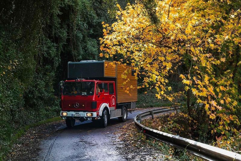 Zatímco většina lidí řeší hypotéky, dětské pokoje a kuchyňské linky, Matěj Straník zvolil jiný život.