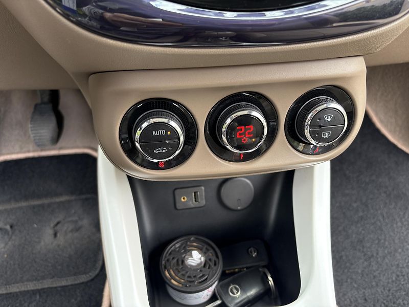 Opel Adam (2013) cappucino/white edition - fotka 15 z 32