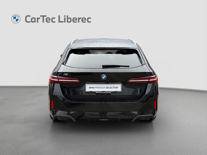 BMW i5 xDrive40 Touring - fotka 14 z 16