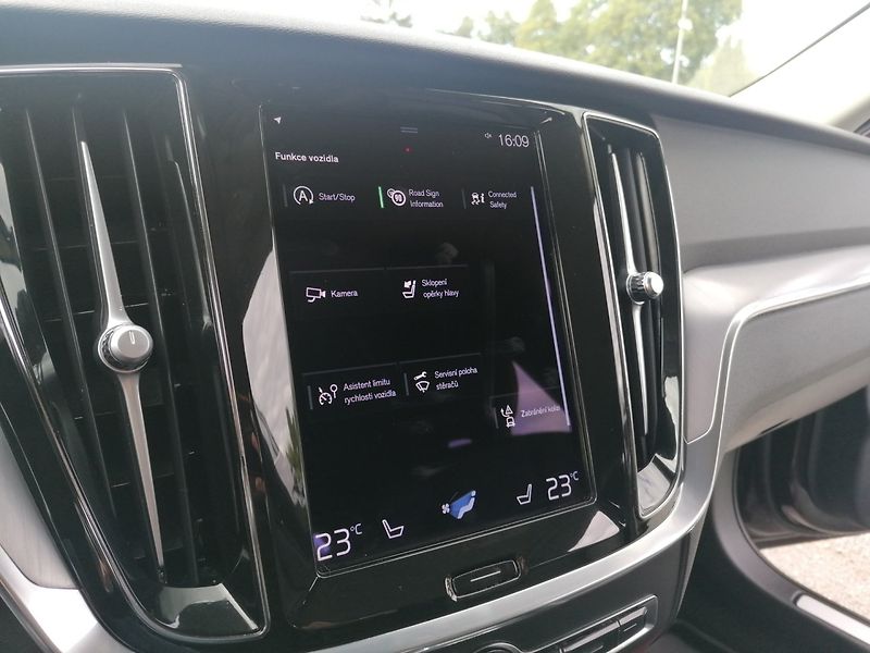 Volvo V60 (2021) 2.0 B4 145kW A/T Kůže - fotka 18 z 27