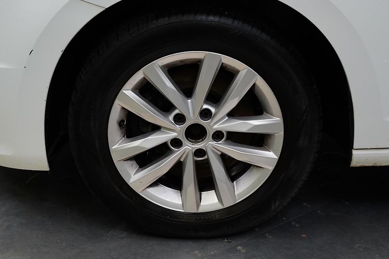 Volkswagen Touran - fotka 10 z 26