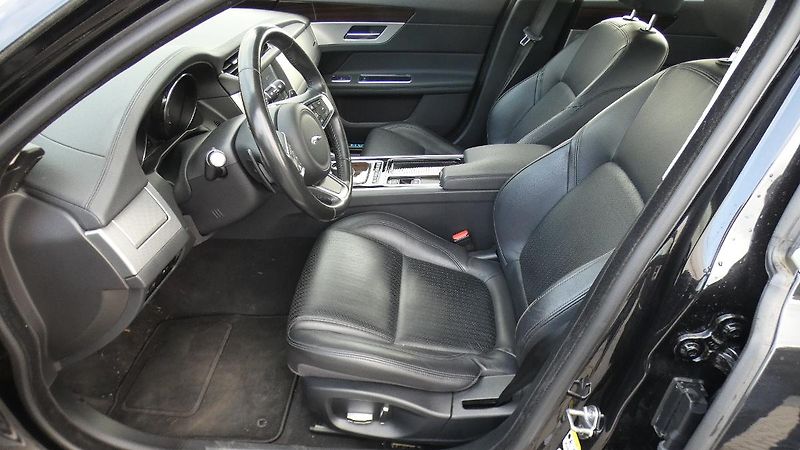 Jaguar XF 20d AWD Prestige - fotka 18 z 23