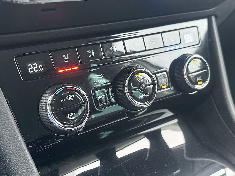 Škoda Superb (2023) Combi 2.0 TDI 4x4 DSG L&K - fotka 15 z 36