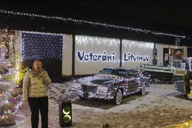 Popáté byly v Auto-retro-muzeum Veteráni Litvínov zahájeny Vánoce u Veteránů. Světýlky jsou osvětlena nejen auta, ale i přilehlý selský dvoreček.