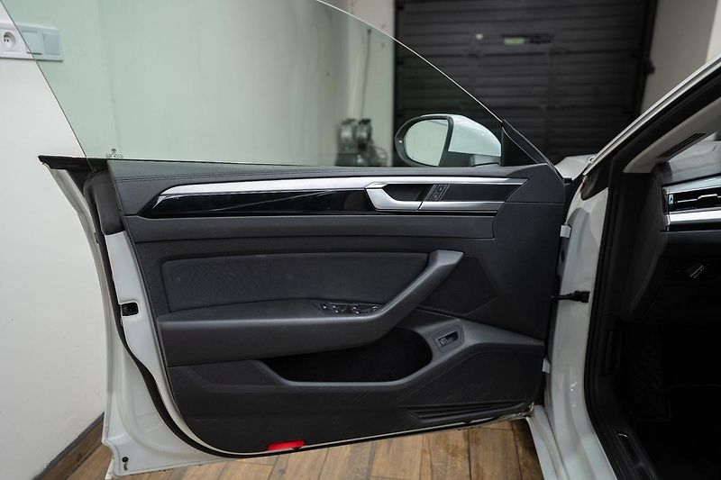 Volkswagen Arteon 2.0 TDI DSG  R-Line 110 kW - fotka 19 z 29