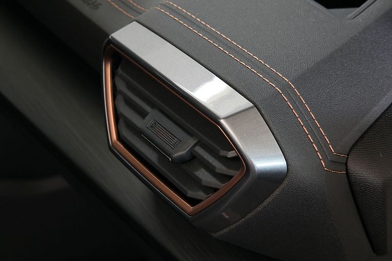 Cupra Formentor 1.5TSI 110kW LED Kamera ZÁRUKA - fotka 20 z 33