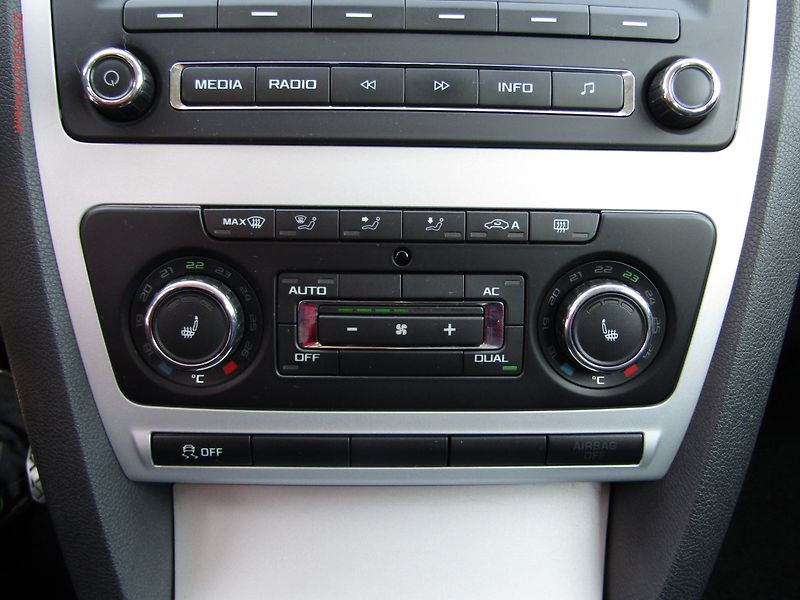 Škoda Octavia (2011) 1.4TSi, ČR, Ambiente - fotka 13 z 16