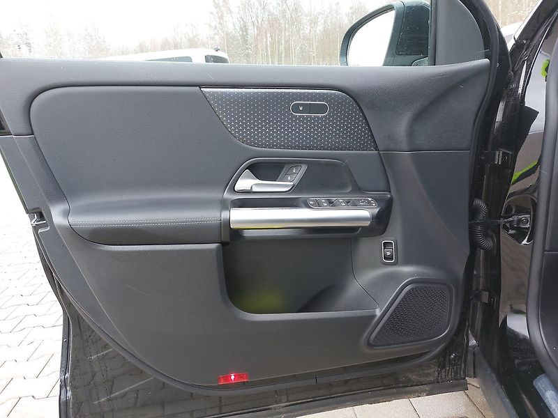 Mercedes-Benz GLA GLA180d - fotka 22 z 26