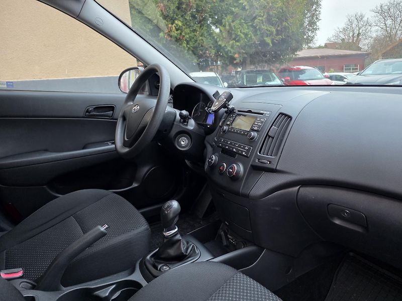 Hyundai i30 1.4-NÍZKÉ KM-TAŽNÉ-ALU - fotka 3 z 15
