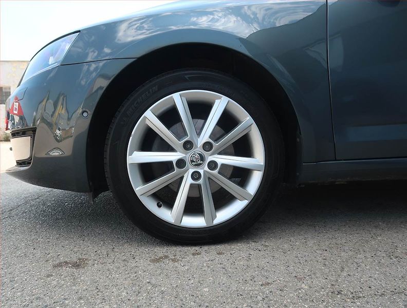 Škoda Octavia (2014) 1.6 TDI, Navi, Xenony - fotka 15 z 19