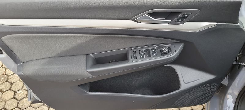 Volkswagen Golf (2021) 8 1,5TSi 96kW Life FuLLeD - fotka 39 z 45