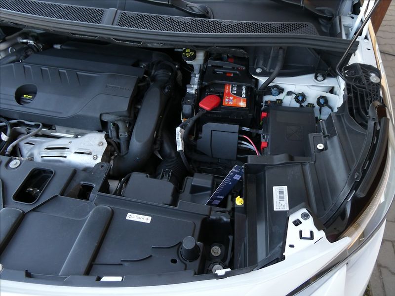 Peugeot 5008 1,6 133kW ALLURE 1.maj,servisk - fotka 37 z 49