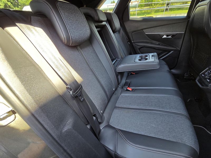 Peugeot 3008 (2018) 1.6 PT 165 GT-line EAT6 - fotka 11 z 29