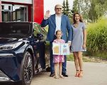 Ředitel Toyota a Lexus ČR Martin Peleška společně PR manažerkou Jitkou Jechovou předali cenu vítězce výtvarné soutěže Auto Snů, sedmileté Lucii Mauleové z Plzně.
