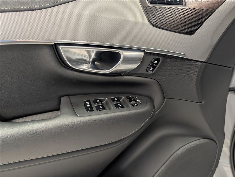 Volvo XC90 T8 Plus Dark Recharge AWD - fotka 16 z 39