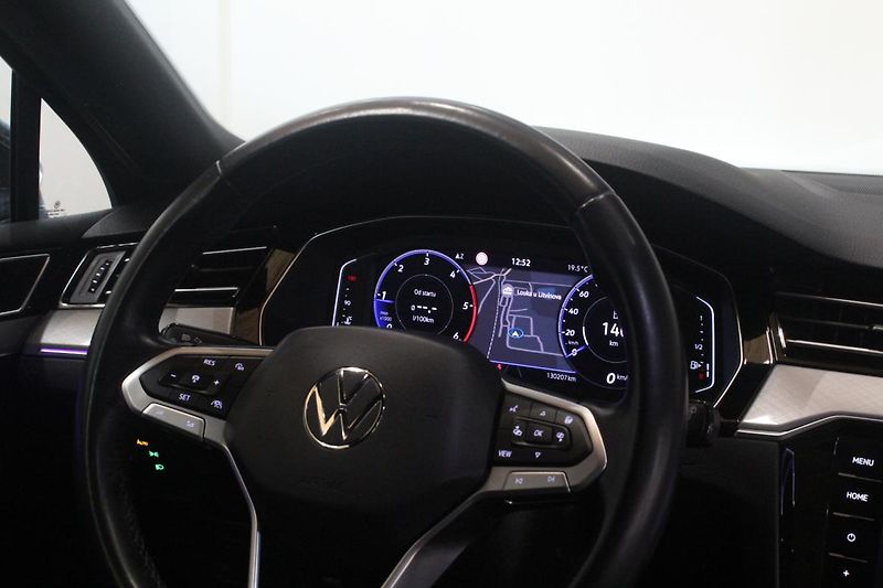 Volkswagen Passat (2021) 2.0TDI DSG Info display Matrix - fotka 30 z 43