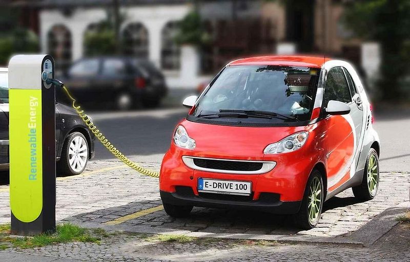Příslušenství pro nabíjení elektroauta. Ilustrační foto