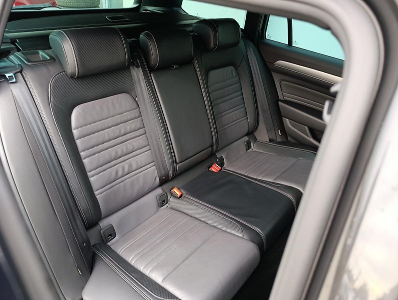 Volkswagen Passat 2.0TSI 206kW RLINE ČR 1.MAJ - fotka 18 z 39