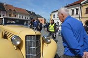 Stovka nablýskaných motocyklů a automobilů předválečné a meziválečné éry vyrazila v neděli z Horního náměstí v Přerově na spanilou jízdu regionem. Nejstarší účastnicí byla 88letá Libuše Šulcová. Vyrazila na motocyklu BSA 770 se sidecarem z roku 1928.