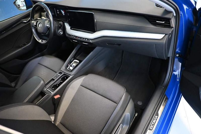 Škoda Octavia (2022) 2.0 4x4 DSG LED TOUR Virtual T - fotka 10 z 39