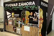 V pátek začal na lyském výstavišti víkend provoněný benzinem.