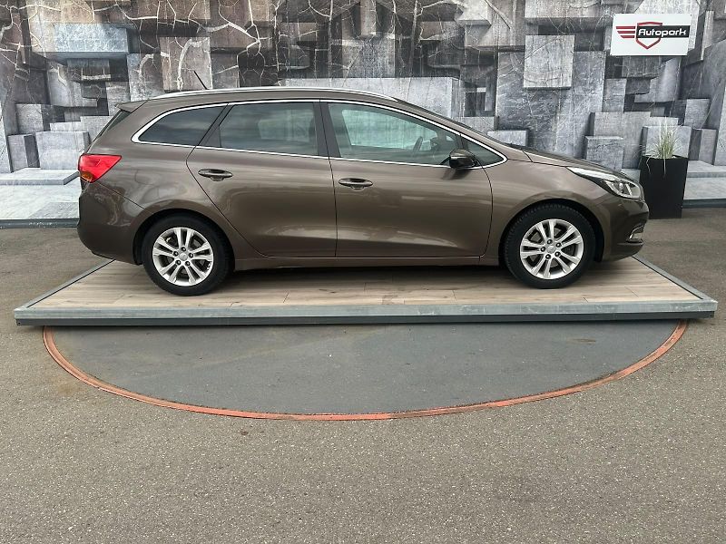 Kia Ceed (2015) 1.4LPG, 73KW, PLNÁ VÝBAVA - fotka 5 z 25