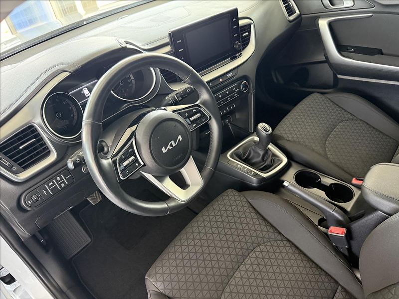 Kia Ceed 1,0   73kW,SPIN,ZÁRUKA,ČR,1.MA - fotka 15 z 28