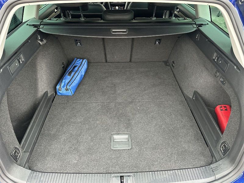 Volkswagen Passat Variant (2023) 2.0 TDI 4Motion DSG R-Line - fotka 30 z 35