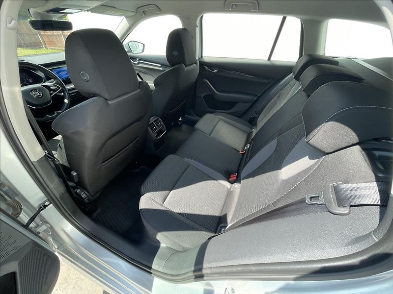 Škoda Octavia 2,0 TDI Combi Ambition Plus - fotka 16 z 21