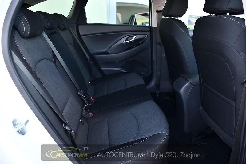 Hyundai i30 1.6CRDi NAVI KAMERA CARPLAY - fotka 18 z 48