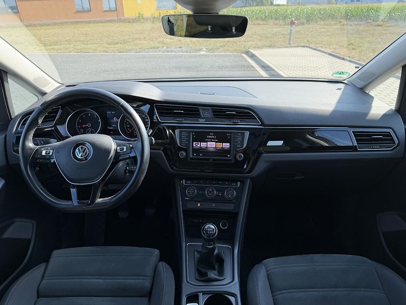 Volkswagen Touran 1.4 TSI PANO ALCANTARA MASÁŽ - fotka 13 z 44
