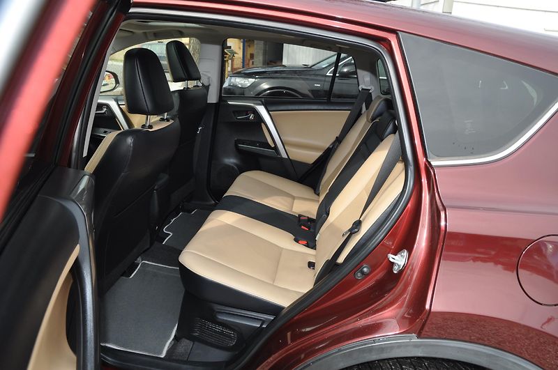 Toyota RAV4 2.5 Hybrid 4x4 Selection Kůže - fotka 8 z 31