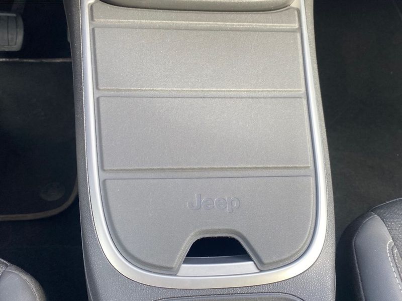 Jeep Avenger (2024) 1,2 Turbo e-Hybrid100k(Summit) - fotka 27 z 36