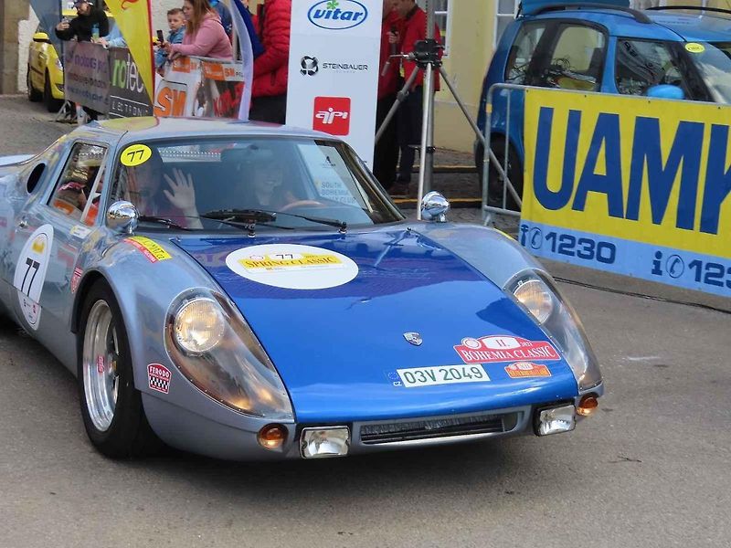 Michal a Jonáš Pavlíčkovi na startu. Rallye Spring Classic startovalo v sobotu 12. dubna dopoledne z jihočeského Tábora. Na trasu 231 kilometrů vyrazilo 100 posádek.