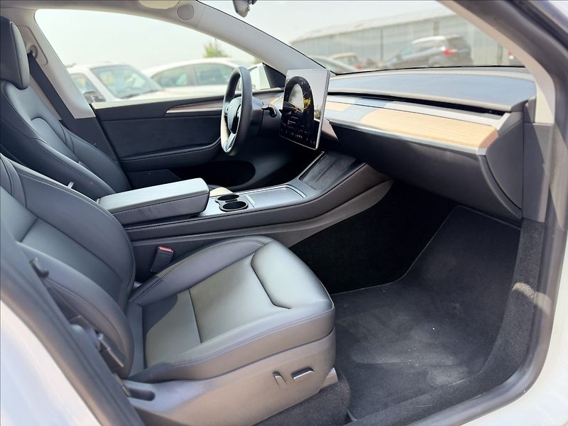 Tesla Model Y 0,0 220kW NOVÉ V ČR DPH 38tKm - fotka 29 z 34