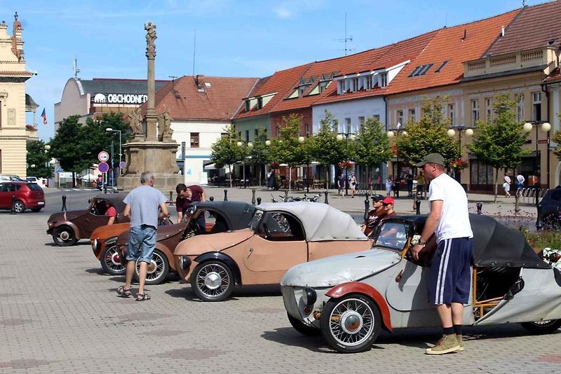 Přehlídka velorexů na poděbradském náměstí.