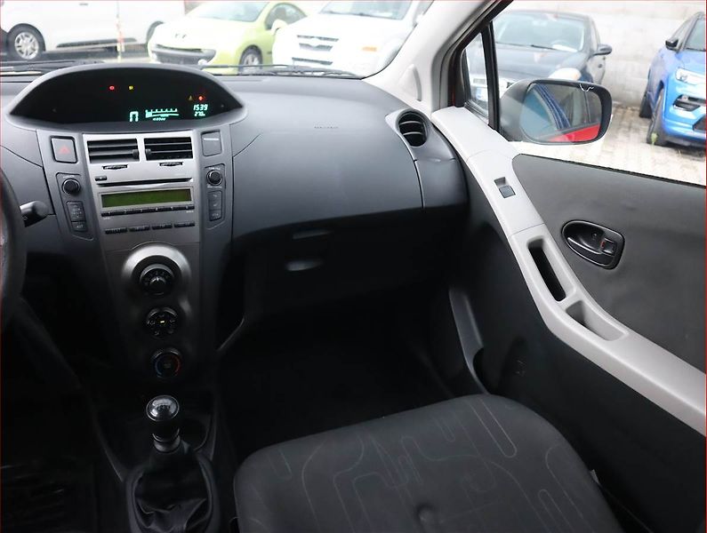 Toyota Yaris (2009) 1.33 Dual VVT-i, Serv.kniha - fotka 8 z 15